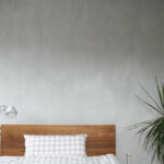 Bett vor Wand in Betonoptik Querformat