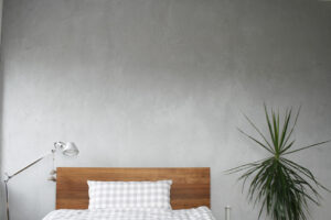 Bett vor Wand in Betonoptik Querformat
