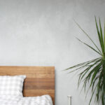 Bett vor Wand in Betonoptik