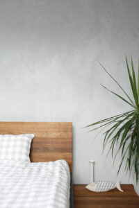 Bett vor Wand in Betonoptik