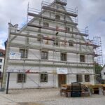 Eingerüsstete Nordfassade des Wirtshauses am Erdweg