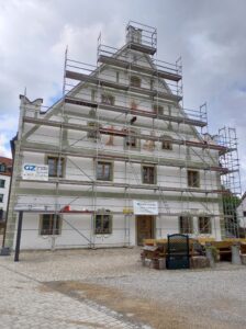 Eingerüsstete Nordfassade des Wirtshauses am Erdweg