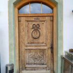 Historische Wirtshaustüre vor der Bearbeitung.