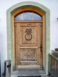 Historische Wirtshaustüre vor der Bearbeitung.