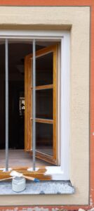 Fassen der Fenster mit Leinölfarbe