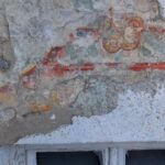 Freigelegte Dekorationsmalerei an einem Fenster