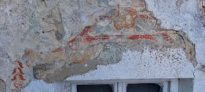 Freigelegte Dekorationsmalerei an einem Fenster
