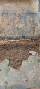 Freigelegte historische Wandfassung