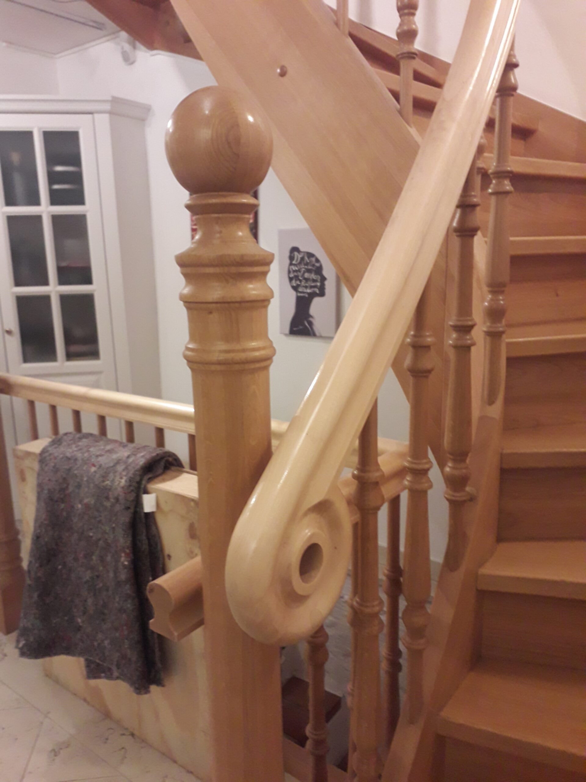 Holztreppe im Vorzustand