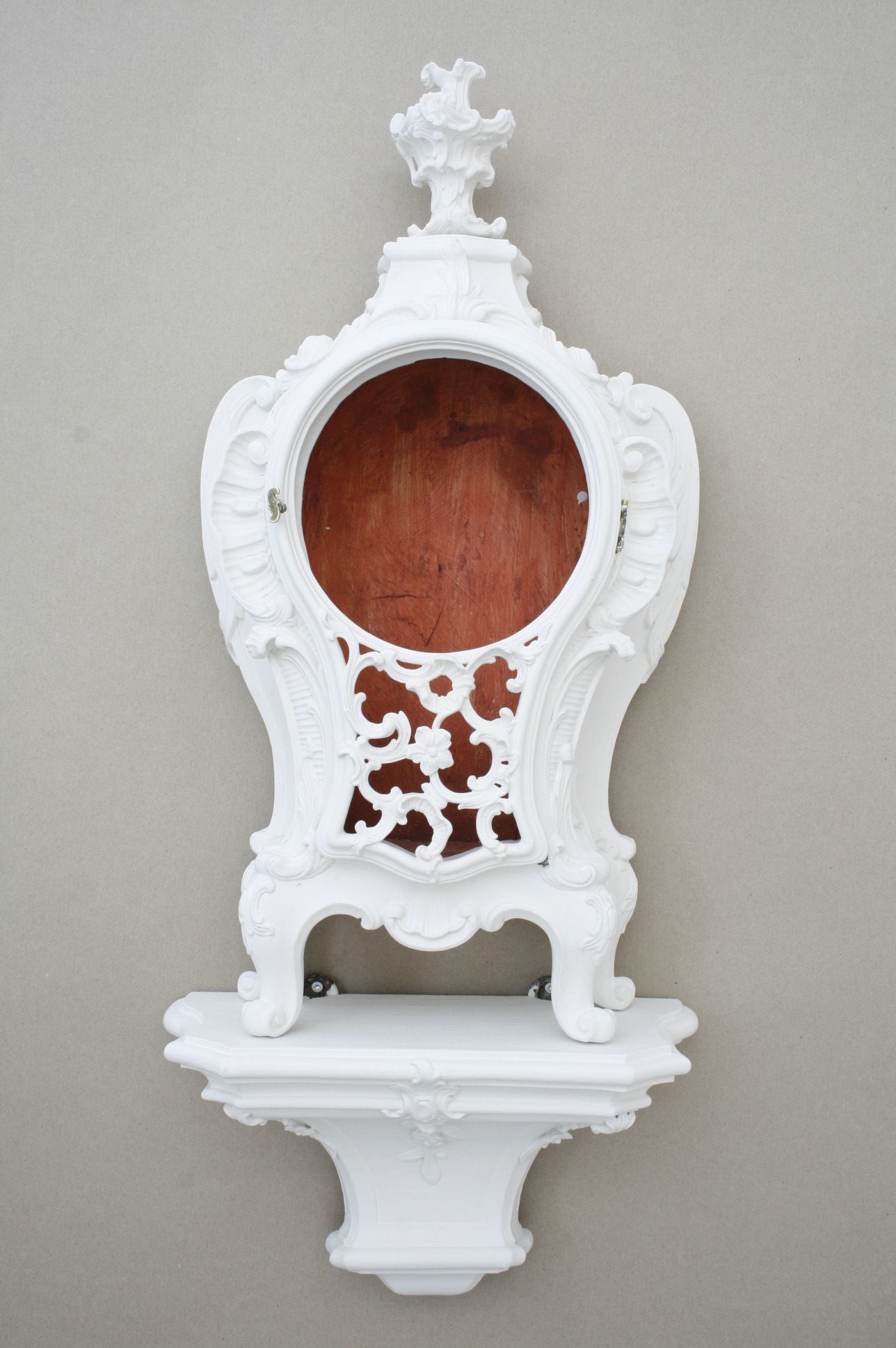 Kreidegrundaufbau am Uhrengehäuse und Sockel