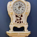 Die fertig vergoldete und gefasste Uhr