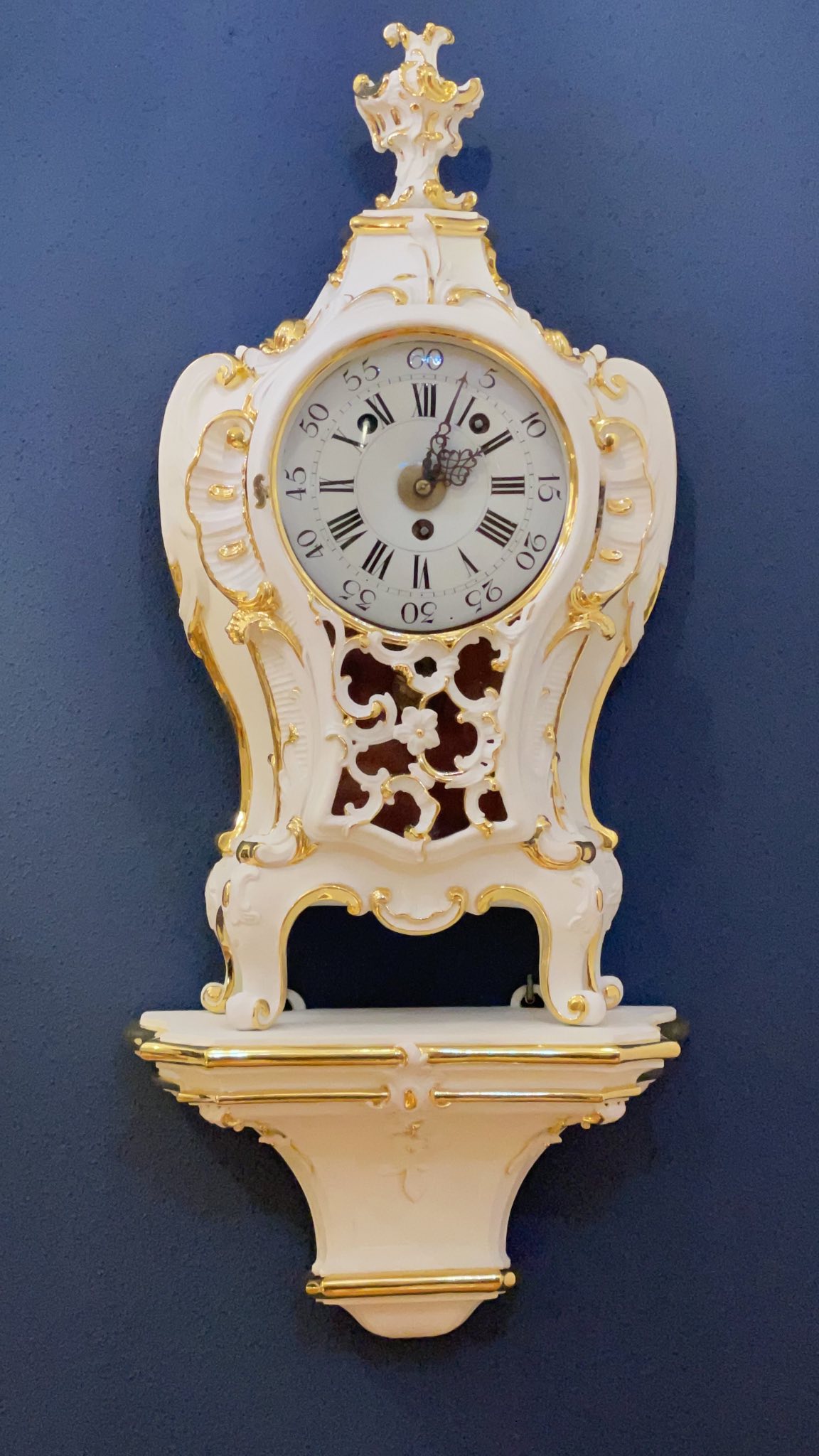 Die fertig vergoldete und gefasste Uhr