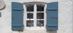 Neufassung der Fenster & Fensterläden mit reiner Leinölfarbe