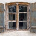 Historisches Fenster während der Restaurierung