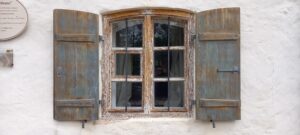 Historisches Fenster während der Restaurierung